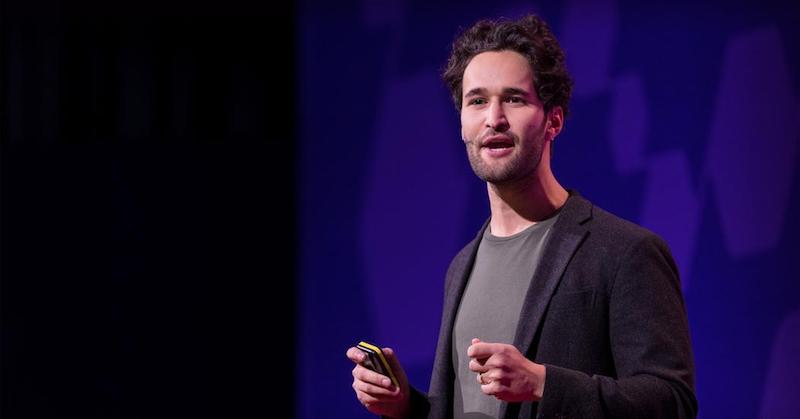 Het werk dat we doen zal de komende twintig jaar ingrijpend veranderen, dat is zeker. Maar volgens econoom Daniel Susskind wordt de toekomst van werk nog vaak overdreven. In deze TEDtalk zet hij drie mythes uiteen.