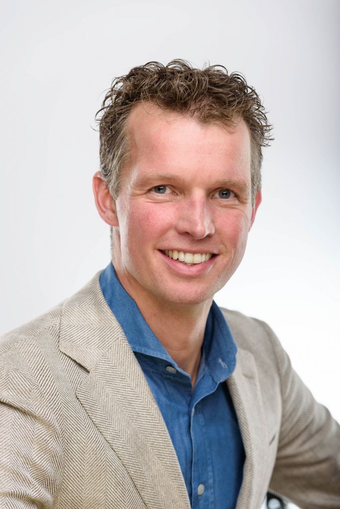 Vertrouwen, geluk en ambitie. Die culturele waarden staan bij ICT-bedrijf Incentro centraal. Zakelijk en financieel succes zijn daar het gevolg van, betoogt partner Mathijs Kreugel. Zijn geluk en vertrouwen altijd de focus van Incentro geweest? ‘Nee, dat hebben we moeten ontdekken. Na de oprichting in 1996 liftten we mee op de ICT-hype. Toen de zeepbel in 2002 barstte, leerden we normaal te doen in goede en slechte tijden. Na die eerste les, volgden nog meer doorbraken. Zo begonnen we twaalf jaar geleden onze eigen jonge professionals op te leiden. Omdat we toen zo snel groeiden en plat georganiseerd waren werd het bedrijf onbestuurbaar. Dat werd de aanleiding om in 2008 het cellenmodel te introduceren: een platte organisatie, waar iedereen elkaar kent, zonder staffuncties. Alles gebeurt in de cellen: budgetten, evaluaties, recruitment, salarisbesprekingen. Vertrouwen en autonomie zijn sindsdien onze culturele waarden.’ Waaruit blijkt dat vertrouwen belangrijk is bij Incentro? ‘Een gevleugelde uitspraak op onze werkvloer is dat iedereen recht heeft op zijn eigen fouten. Het is dus beter achteraf vergiffenis vragen dan vooraf toestemming. Heb je een goed idee, maak er dan werk van! En gaat het mis, dan is dat jammer, maar ben je wel een les rijker. Een les voor onze managers: iemand op z’n donder geven werkt niet. Voor onze managers geldt: je hoeft niet overal wat van te vinden.’ Hoe werd geluk onderdeel van de bedrijfscultuur? ‘Dat begin in 2012. We hadden toen als visie binnen vijf jaar door te groeien van 150 consultants naar 500. Een ambitieus idee, maar door het in streefcijfers te verwoorden, werd het een vloek. Het zorgde ervoor dat iedereen alleen nog maar focuste op snel groeien. Ik zat bijvoorbeeld zelf in Spanje om daar onze vestiging snel-snel uit de grond te stampen. Een collega tuigde een adviestak op. En iedereen nam heel snel heel veel nieuwe mensen aan. Toen de resultaten juist minder in plaats van meer werden, hebben we een pas op de plaats gemaakt.’ En toen? ‘Toen vielen we terug op iets heel eenvoudigs: gelukkige Incentronauten leveren excellente resultaten. Dat is sindsdien ons mantra. Voor de ICT’ers die wij zijn, klonk dat heel zweverig, maar de impact op onze organisatie was groot. Als je geluk centraal stelt, gaat iedereen anders denken – over een gezonde werk-privébalans, bijvoorbeeld. En over de vraag of je wel aan de juiste klus werkt. De verandering kwam vervolgens van onderaf. Onze mensen barsten van de creativiteit en zijn gewend om die in te zetten – dat is het mooie van de combinatie van vertrouwen en geluk als waarden. In traditionele ondernemingen is de board de beperkende factor.’ Een voorbeeld van zo’n idee? ‘Een van onze medewerkers organiseerde bijvoorbeeld de make-a-difference-day, die we sindsdien jaarlijks organiseren. De laatste keer hebben we bijvoorbeeld een programma voor kinderen in het Sophia Kinderziekenhuis in Rotterdam opgezet, vol programmeertrainingen, games, robots waarmee we die kinderen een half dagje konden vermaken. En toen een van onze mensen met een voorliefde voor Afrika het idee kreeg om in Kenia een vestiging te starten, hebben we dat gedaan. Die ontwikkelingen gingen gepaard met goede resultaten. De les was: als het goed gaat met ons, komt de groei vanzelf.’