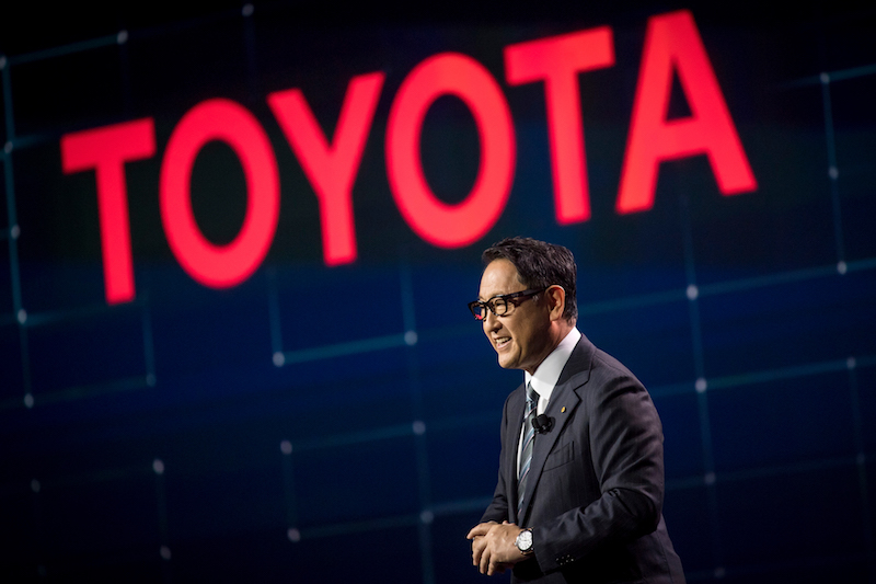 Toyota stopt met de productie van personenauto’s met een dieselmotor in Europa. Aan het hoofd van een van de grootste autoproducenten ter wereld staat Akio Toyoda, kleinzoon van de oprichter.