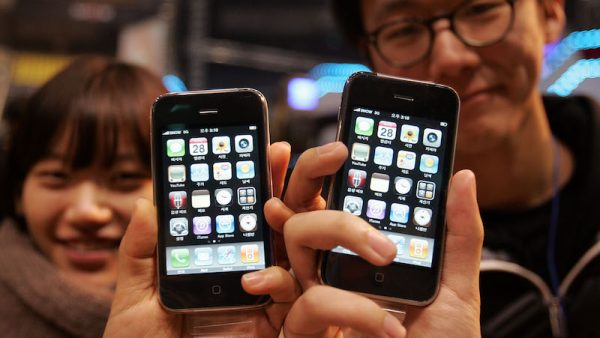 Iedere dag gebruiken miljarden mensen het apparaat, maar hoe het precies tot stand kwam? De Amerikaanse journalist Brian Merchant dook in de geschiedenis van Apple’s iPhone en schreef het boek Het Almachtige Apparaat.
