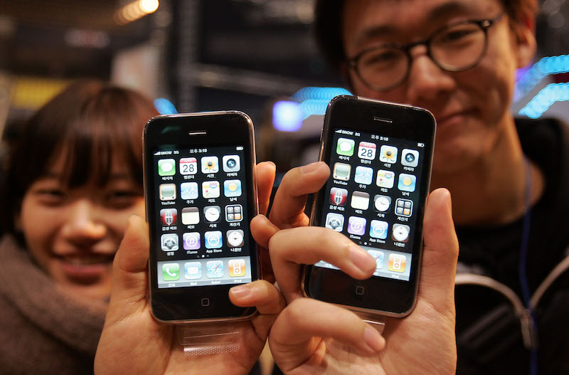 Iedere dag gebruiken miljarden mensen het apparaat, maar hoe het precies tot stand kwam? De Amerikaanse journalist Brian Merchant dook in de geschiedenis van Apple’s iPhone en schreef het boek Het Almachtige Apparaat.