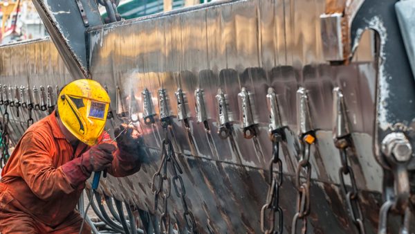 Lasser in IJmuiden last aan een schip. Nederland blijkt een van de meest productieve en concurrerende economiën ter wereld.