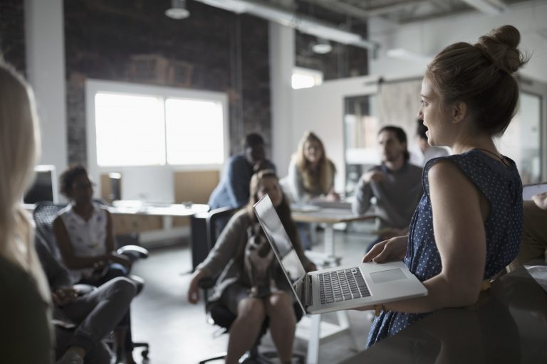 Informeel leiderschap in organisaties is misschien wel één van de belangrijkste pijlers voor succes, en misschien nog wel belangrijker dan formeel leiderschap. Als leidinggevende kun je maar zoveel doen, terwijl je het leiderschap binnen jouw team echt nodig hebt om echt dingen voor elkaar te krijgen. Maar hoe herken je nu die informele leiders?