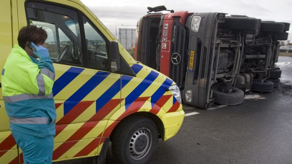 En verder: Apple geen biljoenenbedrijf meer; Ambulancepersoneel voert alsnog actie voor nieuwe cao en Groot-Brittannië en de EU zouden geheim akkoord hebben bereikt.