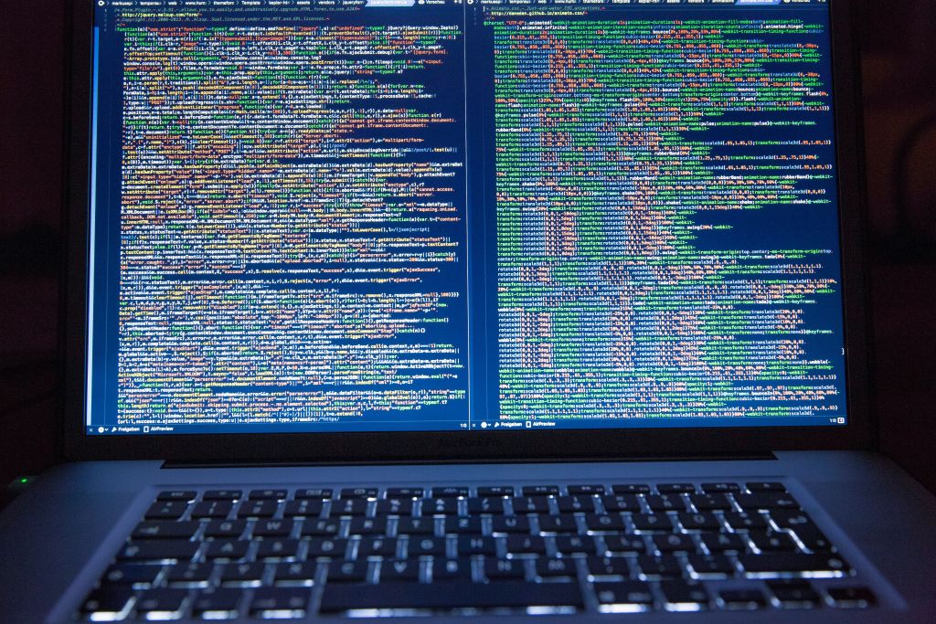 Data is overal, doe er wat mee! Dat is de boodschap die steeds vaker wordt uitgedragen. Data leeft; in de media, bij onderzoekers en op speciale events. Zelfs in de boardroom van veel organisaties ontkomt men niet aan de mogelijkheden van data. Het is gebleken dat bedrijven die voor strategische beslissingen en innovaties, gebaseerd op inzichten van hun data, productiever en meer winstgevend zijn (Study by MIT slow school of management, published in Hardvard business review). procent succesvoller zijn dan de concurrentie die dat doet op basis van intuïtie, of zoals dat heet: opinion. [voorbeeld van zo’n onderzoek – heeft Diederick nog niet doorgegeven] Al zeker vijftien jaar is het gaande: individuen, organisaties en apparaten slaan steeds meer data op, gestructureerd en ongestructureerd. De ontwikkeling van platforms en software daaromheen waarmee steeds grotere sets van data – big data – te analyseren zijn, gaat maar door. Anno 2018 bestaan er aan de voorkant van al die software en platforms en ‘zeeën’ vol data handige dashboards waarmee antwoorden op gerichte vragen zichtbaar te maken zijn. Veel organisaties weten dat ze ‘iets’ met die data moeten doen en zijn zich bewust van de waarde die in hun data zit. En tegelijkertijd worstelt men met de vraag hoe deze waarde hieruit te halen. En zo de kansen te pakken om hun organisatie ‘data-driven’ te maken. Alles is data Data moet je leren zien en dan begrijpen, dat wil zeggen er de juiste vragen aan stellen. Er zijn aanbieders die bedrijven daarbij helpen met begeleiding en adviezen, en door analytics platforms om de data visueel te analyseren. Iedere stap van de analyse wordt visueel weergegeven. Visuele indrukken gaan sneller en nodigen uit tot verdere analyse. Het uitgangspunt: alles is data. Wie meedoet aan de Nationale Tuinvogeltelling verzamelt data, wie van A naar B reist maakt er gebruik van, net als iemand die zijn DNA-profiel laat onderzoeken. De afdelingen sales en HR van een bedrijf slaan ze op en maken ze toegankelijk, maar wie Boer Zoekt Vrouw opneemt om te registreren of boer Wim nou voor Katie of voor Janneke kiest, doet dat net zo goed. Alle activiteiten van bedrijven, individuen, overheden en instanties zijn – desgewenst – in data te vatten. Analyse Stel; een beheerder van flexkantoren vlakbij Schiphol overweegt uitbreiding. Een beslissing over zo’n kostbare investering kan hij (zij) nemen op basis van data-analyse: hoeveel vraag naar zijn dienst is er geweest de afgelopen jaren en welke stijgende lijn zat daarin? Hoe vaak moest een potentiële klant met ‘nee’ worden opgescheept? Hoeveel nieuw concurrerend aanbod is er in de naaste omgeving te verwachten? Wat zijn de plannen van Schiphol? Is er in de Haarlemmermeer groei te zien in het type bedrijven dat in het algemeen gebruikmaakt van flexkantoren? Op basis van die uitgebreide analyse kan de beheerder een berekening presenteren die aangeeft hoe verstandig het is om een nieuw gebouw neer te zetten. Daarop kan de investeerder een ‘data-driven’ beslissing baseren. Aanbieder zoeken Belangstelling? Zoek eens rond in de eigen databases: welke zijn er, wat is er eigenlijk beschikbaar? Formuleer enkele vragen waar je via data-analyse een betrouwbaar antwoord op zou willen hebben, bijvoorbeeld om de afzet van je product of dienst een boost te geven. En zoek een goede aanbieder van tools voor data-analyse. De mens Belangrijk is dan wel: dat de aanbieder zich voor het zien en begrijpen van data expliciet richt op de persoon ‘in the job’; de mens, de eindgebruiker, niet zozeer op de IT-rapporteur. ‘De verkoopmanager weet meer van de onderliggende data in zijn werkgebied en de vragen die van belang zijn, dan de IT’er’, zegt Diederick Beels van analytics platform-aanbieder Tableau. ‘Vroeger maakte de afdeling IT een rapportage op verzoek van de man of vrouw met de kennis, maar dat is inefficiënt en tijdrovend.’ In gesprek met de data Een goede aanbieder is – anno 2018 – in staat juist de kenner zelf ‘in gesprek’ te brengen met de data. Deze kan, met ondersteuning natuurlijk, leren zelf de data te zien – bijvoorbeeld met dashboards – en vervolgvragen te stellen, dus wat hij ziet ook te begrijpen. Hoe komt het dat – bijvoorbeeld – het product in regio X zoveel beter in de markt ligt dan in regio Y? Welke beslissingen zouden de afzet in regio Y kunnen verbeteren? En natuurlijk speelt de IT’er in het proces wel een belangrijke rol; hij verzamelt data en stelt ze beschikbaar op een veilige manier. En kan zo de eindgebruiker ondersteunen.