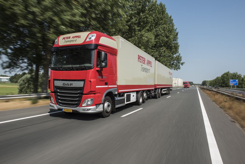 Meer en meer bedrijven doen hun voordeel met de mogelijkheden van geavanceerde data-analyse. Zo helpt supertoegankelijke software Peter Appel Transport (1200 medewerkers) met onder meer het stroomlijnen van organisatie en planning. De beloning: forse businessvoordelen. [tekst] Business- en data-analist Gert-Jan Neeft geeft het toe: het werkt verslavend. Fraaie dashboards die hij zelf in kan stellen om antwoorden te krijgen op gerichte vragen. Vragen die hem inzicht verschaffen in processen en samenhangen. Desgewenst deelt hij de dashboards met collega’s binnen Peter Appel Transport en met klanten, om er samen beter van te worden. Naar een IT-medewerker stappen om een rapportage te laten maken, die dan weer een paar keer terugkomt met vragen en misverstanden? Verleden tijd – al is een IT-afdeling natuurlijk nog altijd een belangrijke ondersteuning bij het verzamelen en veiligstellen van data. Inlezen Datasets zijn eenvoudig in te lezen vanuit Excel-files of databases, eigenlijk waar dan ook vandaan. Neeft ziet steeds meer mogelijkheden, dankzij beschikbare informatie en door de updates van de leverancier die altijd doorgaan. Zo wordt de voorspellende waarde almaar groter. Sinds 2011 is Neeft bezig de mogelijkheden te verkennen. ‘Binnen twee avonden had ik destijds de eerste resultaten al op het scherm.’ Klanten Peter Appel Transport is specialist in temperatuur-gecontroleerd transport – vooral van levensmiddelen maar ook non-food producten – door heel Nederland vanuit veertig standplaatsen. Klanten bevinden zich in de sectoren foodretail en foodservice. Soorten data Met wat voor data werkt Gert-Jan Neeft – die een logistieke opleiding heeft gevolgd – dan eigenlijk? ‘We hebben bijvoorbeeld data van opdrachten zelf en ook van de uitvoering: waren we op tijd op de bestemming of hoeveel te vroeg dan wel vertraagd? Data komt ook van de voertuigen, denk aan brandstofverbruik. Dan zijn er de mensen die uren maken. Er zijn financiële gegevens, er is onderhoud. Je kunt dit alles overzien, dan kijk je dus terug.’ Het mooie is dat Neeft met behulp van de gegevens van het verleden nu kan voorspellen wat bijvoorbeeld het aantal benodigde arbeidsuren in de komende periode gaat worden. ‘Ik kan dan efficiënt organiseren en een goed tactisch plan vormgeven: voldoende mensen, voertuigen en volume, niet te veel en niet te weinig. Predict and prepare zeggen ze wel, je bereidt operaties voor. Dan kom je op het terrein van de business.’ Vroeger Hij werkte altijd al met data, maar aanvankelijk had Gert-Jan Neeft alleen Excel ter beschikking. ‘Ook een mooi programma natuurlijk. Het voorspellende deel kon daarmee niet, we hadden wel inzicht in het verleden waar we ons voordeel mee konden doen. Maar door de steeds grotere hoeveelheden data liepen we tegen grenzen aan. Bovendien kon je maar met één persoon tegelijk in een bestand. Tegenwoordig kun je met hele volksstammen tegelijk naar de analyse kijken.’ Externe invoer Niet alleen data van intern zet hij in, ook van buitenaf komen ze. Neeft: ‘Klanten geven orders en planningen door waarmee wij moeten werken. Grote retailers doen dat bijvoorbeeld. Hoeveel ritten, welk moment van de dag of week, welke bestemmingen, welke volgorde – dat analyseren wij zodat we er op zo efficiënt mogelijke manier mee verder kunnen. Ook de klant helpen we om inzicht te krijgen in zijn planproces. Dan kan hij het in de toekomst weer een stukje beter doen. In het voordeel van alle betrokkenen.’ Businessvoordelen Er is heel veel mogelijk met de tools van de platform analytics-aanbieders. Complexe, diepgaande berekeningen, interactiviteit, toegankelijkheid. Neeft: ‘Afgelopen jaren hebben we absoluut veel businessvoordelen gehaald uit data-analyse. Deels zijn die te meten, aan de andere kant kun je nu eenmaal niet overal een waarde aan hangen. Er zijn dingen veranderd en de gunstige gevolgen daarvan zie je niet alleen in euro’s, maar bijvoorbeeld in kortere wachttijden, minder leeggereden kilometers…’ De aanpak geeft Peter Appel Transport onderscheidend vermogen ten opzichte van andere vervoerders en logistiek dienstverleners, zegt hij. ‘We lopen echt op de troepen vooruit.’ Data-driven En de toekomst? Je bent nooit klaar, zegt Neeft. ‘We zijn als organisatie bezig steeds meer data-driven te worden. We zijn het dus al, maar het kan naar een hoger niveau. Meer beslissingen nemen, in meer afdelingen, op basis van inzichten die je krijgt dankzij metingen. Neem de schade-analyse. Waar, op wat voor tijdstippen, bij welke omstandigheden is er schade gereden? Daar kun je veel uithalen. Dan geef je medewerkers bijvoorbeeld gericht training om bepaalde handelingen anders uit te voeren. Of je past een planning aan om de kans op schade te verkleinen.’ Peter Appel Transport is koploper, maar, zegt Neeft, ‘we zijn er nog lang niet. Er is nu alweer meer functionaliteit dan een jaar geleden, zoals spatial analytics, analyses op kaartmateriaal. Dat kan rechtstreeks ingelezen worden. De leverancier bouwt zijn product steeds uit, mede met behulp van de ideeën die van gebruikers komen. Dat doen ze goed.’