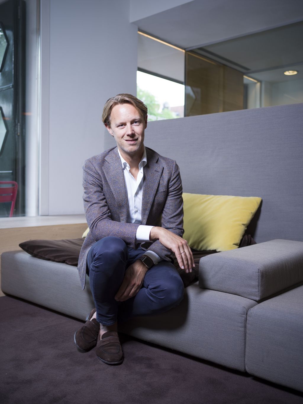 Hoe belangrijk is de huidige schaarste aan talent voor ondernemingen? ‘We komen uit een prachtige periode van economische groei, die nu lijkt te kantelen. De schaarste aan talent is op dit moment een belangrijke uitdaging voor de HR-functie. Dat hoor ik overal om me heen: we kunnen groeien, de marktvraag is groot, maar ik zoek de mensen om de groei te realiseren. Die vraag naar talent wordt alleen maar groter. Vooral in technologische profielen, in zorgfuncties en in het onderwijs.’ Welke gevolgen heeft de schaarste voor de manier waarop bedrijven met human resources omgaan? ‘HRM-aangelegenheden staan tegenwoordig hoog op de agenda bij bedrijven. Het gevolg is dat HR-verantwoordelijken een steeds strategischer positie innemen en een grotere beslissingsbevoegdheid in ondernemingen verwerven. Dat heeft ermee te maken dat de historische organisatiestructuur van veel bedrijven op losse schroeven staat. Het hiërarchische model, met een baas, daaronder een team van managers en teamleiders met een duidelijke beslissingsketen wordt vaker vervangen door nieuwe manieren van werken, waarin de participatie van medewerkers centraal staat. Daardoor ontstaat meer verbinding tussen de beslissers en de andere werknemers. Die transitie met succes realiseren een sleutelkwestie voor veel ondernemingen. In dat transformatieproces komt de rol van de HR-directeur prominent naar voren. Dat is echt een stille revolutie die niet alleen in creatieve hippe bedrijfjes vorm krijgt. Ook op productielocaties en in fabrieken merk ik dat er meer zelfsturing wordt toegepast en meer de verbinding tussen top en werkvloer wordt opgezocht.’ Meer engagement dus? ‘Ja, dat is goed te merken in medewerkersonderzoeken. We zien steeds meer dat een medewerkerstevredenheidsonderzoek één keer in de twee jaar met een late opvolging in veel gevallen niet meer voldoet. Dat is veel te traag voor nu – tegenwoordig wil iedereen tussentijds meten. Als de snelheid van de organisatie het toelaat, is elke vrijdag een nieuw meetmoment. Op vrijdag, want dan kun je op maandag al bijsturen. Die 2.0-versie van engagement is normaal geworden. En neem je die trend een stapje verder, dan zijn de contouren van de 3.0-versie al zichtbaar: op basis van wat de organisatie van zijn medewerkers weet, zijn toekomstige ontwikkelingen te voorspellen.’ Dat vraagt om gedigitaliseerde HRM. Hoeveel impact heeft die trend? ‘De digitale transformatie schudt de HRM-wereld op. De HRM-expertise verandert sterk door de mogelijkheden van tools die gebruik maken van HR-analytics en HR-tech. De grote trend is dat HRM’ers zichzelf transformeren van administratief dienstverleners tot business-partner in mensenzaken. Data-analytics maakt van HR-directeuren strategische verandermanagers van hun organisatie. Niet vreemd, de snellere concurrentiebewegingen in elke markt maken dat medewerkers sneller moeten beslissen en handelen – en zeker HRM-professionals. Blijkens ons rapport vindt die transitie al volop plaats in het bedrijfsleven. Maar ook de non-profitsector volgt de trend op de voet.’ U pleit ervoor meer verbinding te maken met elkaar. Hoe werkt dat? ‘De context van nu is nieuw, maar in de 35 jaar dat Great Place to Work bestaat, is de essentie onveranderd gebleven: succesvolle ondernemingen kenmerken zich door mensen die met elkaar in verbinding staan. Voor werkgevers is het de kunst in de relatie met je mensen aan de juiste knoppen te draaien, zodat mensen in de juiste richting bewegen binnen je bedrijf. Hoe werkgevers dat doen? Door hun mensen te verzorgen. Door ze zichzelf te laten ontwikkelen. In al die processen neem je als werkgever het initiatief. Voor mij wordt dat dé uitdaging van 2019: hoe blijven we in deze snelle wereld in verbinding met onze mensen? Want ondernemingen die dat realiseren, kunnen alle uitdagingen en veranderingen zonder meer aan.’ Waarom is dat voor werkgevers een grote uitdaging? ‘Hoe meer we digitaliseren, des te meer komt de menselijke verbinding onder druk te staan. We zijn wel altijd connected, maar niet altijd meer betekenisvol in verbinding. We regelen alles digitaal, maar voor persoonlijke gesprekken is minder tijd. Daar mijn weg in vinden is voor mij een persoonlijke uitdaging. In de waan van de dag neem ik sommige mensen al gauw te weinig mee in de ontwikkeling van onze organisatie. Want als leider ben ik vaak al drie stappen voor de groep uit. En ik weet: mensen vinden het prettig om die drie stappen zelf ook te maken. Als ik dus op zeker moment mijn oplossing presenteer, dan heb ik geen verbinding met mijn team. Dus het betrekken van je mensen, onderweg naar nieuwe beslissingen, dat is in deze tijd van snelle verandering dé uitdaging.’ Welke tips heeft u daarbij voor werkgevers? ‘Voor leiders: geef je mensen de ruimte, laat ze ervaring opdoen, stimuleer je mensen om zelf ondernemend mee te werken aan ontwikkeling van de organisatie. En steek energie in de uitdagingen van de balans tussen werk en leven. Want werk en leven integreren meer en meer. Het vanzelfsprekende van altijd bereikbaar zijn, maakt mensen voortdurend alert. Dat dat niet gezond is, is terug te zien in het groeiende aantal jongeren met burn-outklachten. De tegenbeweging is al gaande – een klant van ons stimuleert jonge mensen zichzelf niet te verliezen in een wereld met alleen maar prikkels. Bij dat bedrijf gaan om 17 uur de digitale connecties uit. Dan hoef je dus niet meer bereikbaar te zijn. Ik verwacht dat de roep om meer rust en stilte bij bedrijven sterker zal klinken.’