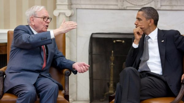 Warren Buffett toont Barack Obama de inhoud van een 5-liter Colafles