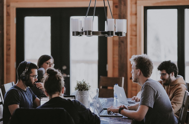 Een peptalk, een compliment of een schop onder hun kont: iedere medewerker wordt anders gemotiveerd. MT-columnist Manon Bongers raadt managers aan te kijken naar psychologische behoeften en de voorkeur voor werkomgeving van medewerkers.