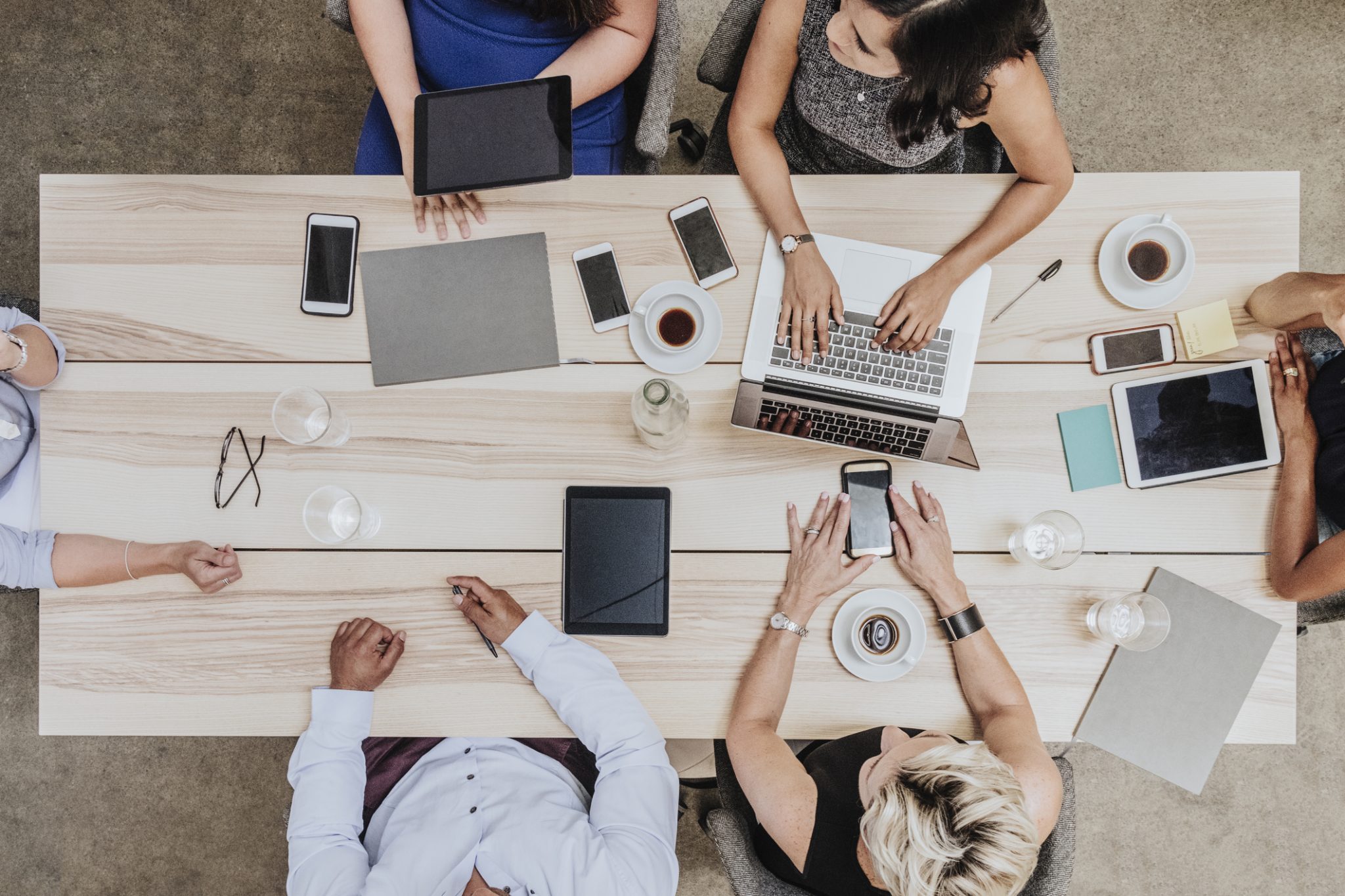 laptops en telefoons in de vergadering MT Work/Life