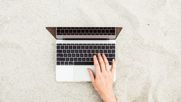 Grote kans dat je deze zomermaanden een out of office-bericht schrijft. ‘Ik ben op vakantie tot 30 juli. In de tussentijd kun je mijn collega’s bereiken’, luidt zo’n beetje het standaardbericht. Is dat nog genoeg?