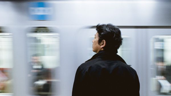 japanse man bij metro