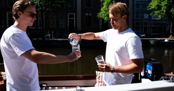 Amsterdams grachtenwater drinken? Dankzij deze stunt van Aquablu kan het gewoon