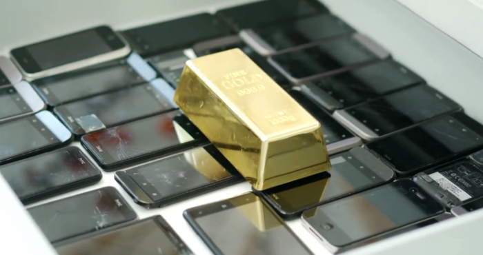Deze sieraden-startup haalt goud en zilver uit oude telefoons 