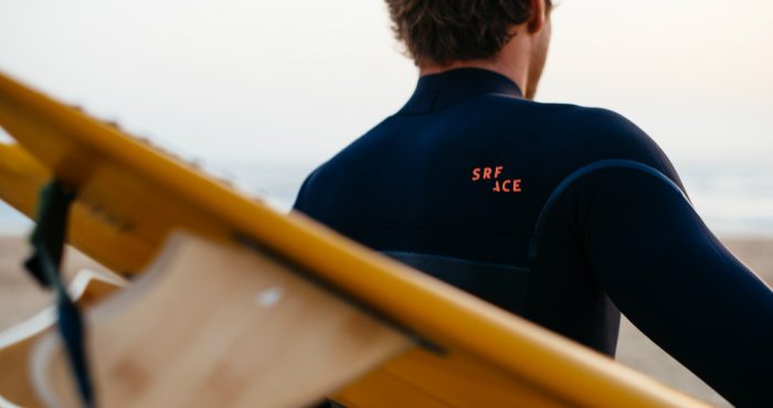 Zo wil SRFACE de surfindustrie opschudden met een betaalbaar wetsuit