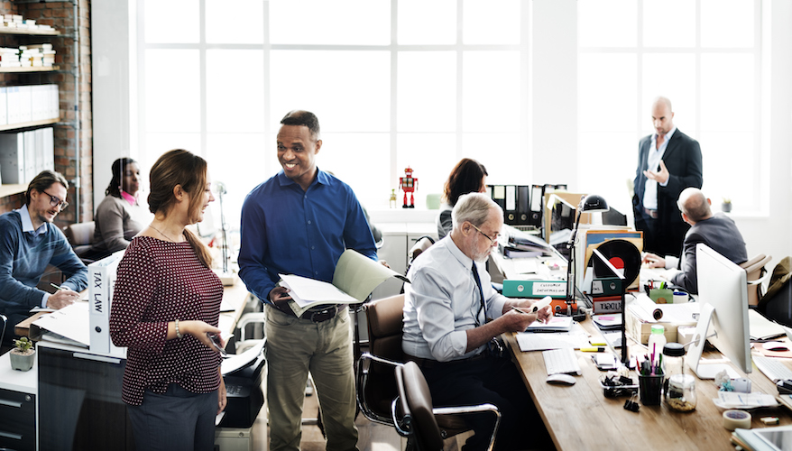 Dat blijkt uit het Great Places to Work-onderzoek, dat werd uitgevoerd onder 113 organisaties. Aan het onderzoek namen 35.000 medewerkers deel. In totaal deden 67 organisaties mee voor de lijst van Best Workplaces, daarvan behaalden er 49 een plek op de lijst. Goede onderlinge relaties De bedrijven die zichzelf Best Workplace mogen noemen scoren hoog op goede onderlinge relaties tussen personeel en de mate waarin ze worden betrokken bij beslissingen over werk en werkomgeving. Denk hierbij aan keuzes voor kantoorpanden en inrichting of bijdragen aan sessies om kernwaarden vast te stellen. Best Workplaces scoren hoog als het gaat om het stellen van vertrouwen in hun medewerkers en het bieden van ruimte om hun functie goed uit te oefenen. Winnaars In Nederland behaalt farmaceut en healthcare organisatie Novo Nordisk de eerste plek bij de grote en multinationale werkplekken. Ook in 2015 stond Novo Nordisk op de eerste plaats. Plaats twee en drie waren voor voedselfabrikant Mars en biotechbedrijf Amgen. Bij de middelgrote bedrijven was IT-dienstverlener Incentro de beste plaats om te werken. Na drie jaar op de derde plaats haalt Incentro nu eindelijk de toppositie. Talentontwikkelaar Ormit en intermediair Secretary Plus volgen. Bij de small en young workplaces is de Lean Consultancy Group voor het derde jaar op rij de beste plek om te werken. Inclusiviteit Great Place to Work meet de factoren 'vertrouwen', 'trots' en 'plezier'. In de VS wordt daar nu een factor aan toegevoegd. Op de website van Fortune pleiten de ceo en de vice-president ervoor om ook te kijken naar inclusiviteit. Ze gaan vanaf volgend jaar bij de beoordeling van bedrijven ook kijken naar de verdeling van de score. Zijn alle medewerkers even tevreden? Daarbij wordt gekeken naar verspreiding in het bedrijf en verdeling over verschillende groepen.