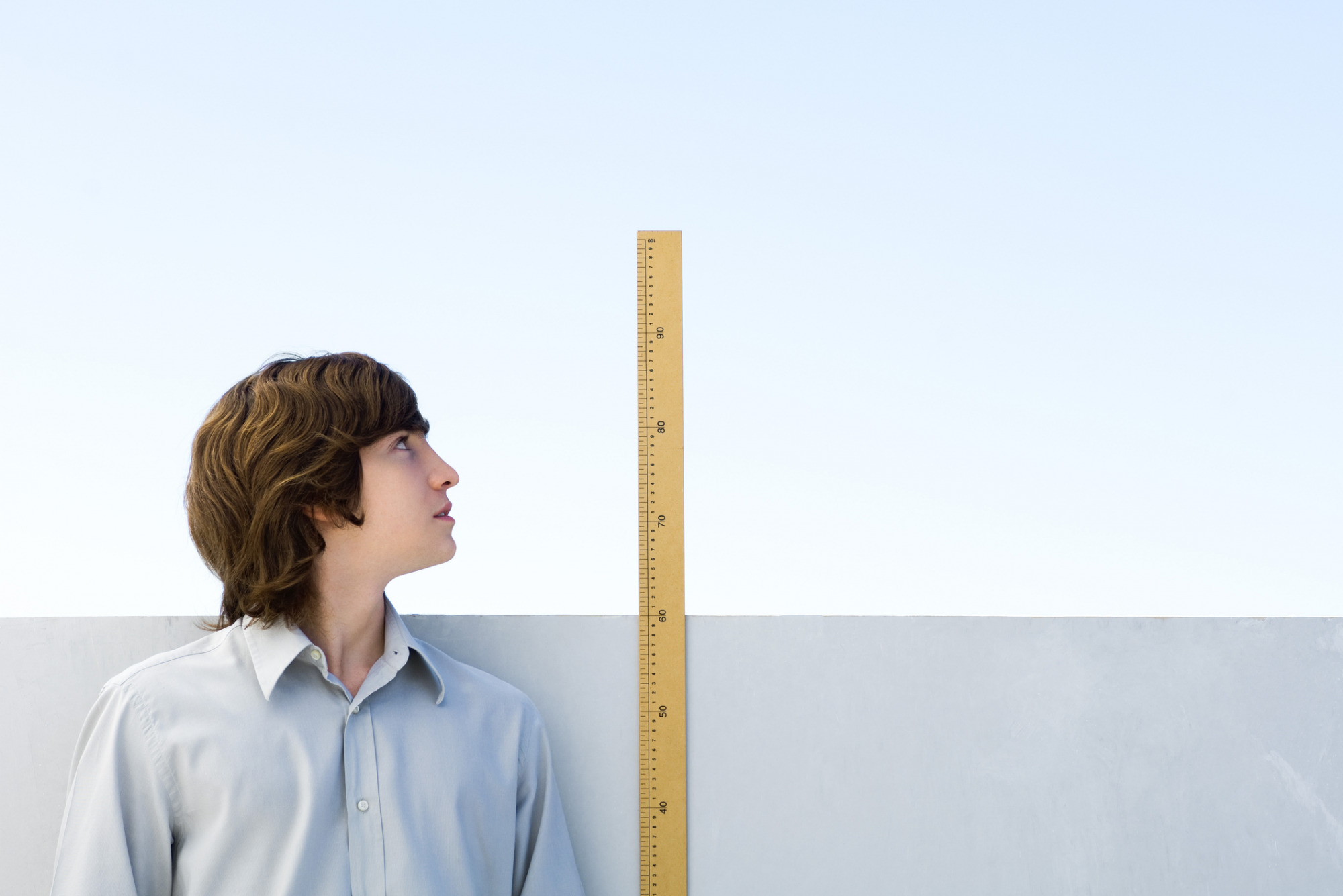 Tall time. Измерение роста человека. Измерить рост. Человек меряет. Подросток измеряет рост.