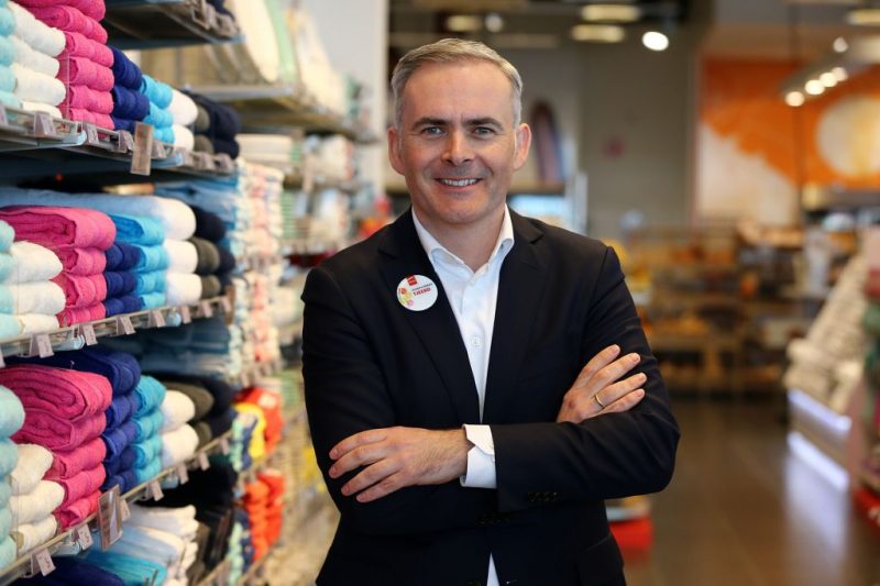 Tjeerd Jegen is een echte retailman. Hij startte zijn carrière in 1995 bij als trainee bij Ahold, hij zou er in totaal bijna tien jaar zitten, waarvan de laatste zes jaar in het buitenland. Het is het begin van een carrière als expat. Hij begint voor Ahold in Oost Europa, eerst in Tsjechië, dan in Polen. Zijn laatste functie bij Ahold is die van Vice President Merchandising and Marketing voor Ahold Centraal Europa. Achtereenvolgens is hij managing director Roemenië bij Metro, COO bij Tesco Thailand en CEO bij Tesco Maleisië. In 2011 vertrekt hij naar Australië om daar managing director van Woolworths supermarkt Australië te worden. Instagram De overgang van 'Woolies' zoals de keten in Australië liefkozend wordt genoemd naar Hollandse publiekslieveling Hema in april 2015 is duidelijk te zien op zijn Instagram-account. Foto's van de Sydney Harbour Bridge, vogels in de tuin en de Australisch natuurschoon maken plaats voor Hema-producten, winkels en vooral heel veel selfies met personeel. Op elke foto duidelijk te zien: zijn Hema-badge. De opdracht die Jegen bij aantreden van eigenaar Lion Capital meekrijgt is simpel: maak HEMA financieel weer gezond en zorg voor ruimte om te groeien. Veranderingen bij HEMA In de twee jaar dat hij er zit worden een aantal veranderingen doorgevoerd. Zo verandert hij de voertaal op het hoofdkantoor naar Engels en doopt hij het hoofdkantoor om naar 'Support Office', omdat het kantoor er zoals hij zegt, is om de winkels te ondersteunen. Hij opent outlets om de enorme voorraden waar de keten mee kampt af te bouwen, zet in op internationale groei en start een grootschalige ombouw operatie van de winkels in de Benelux. Verkoopmoment Nu lijkt dan het moment gekomen. Telegraaf meldt op basis van gesprekken met betrokken binnen en buiten het bedrijf dat Lion Capital, sinds 2007 eigenaar van het bedrijf, deze zomer wil beginnen met de verkoop van HEMA. Met de werkelijke verkoop zal naar alle waarschijnlijkheid worden gestart in 2018. De mogelijkheden zijn een onderhandse verkoop of een beursgang. Lion Capital zou voorkeur hebben voor een onderhandse verkoop. Al twee keer eerder was Lion Capital, dat Hema op de top van de markt kocht, dichtbij bij een verkoop. In 2010 was Ahold dichtbij een koop, maar die haakte op het laatste moment af omdat het de prijs te hoog vond. Ook in 2014 probeerde Lion tevergeefs van HEMA af te komen.