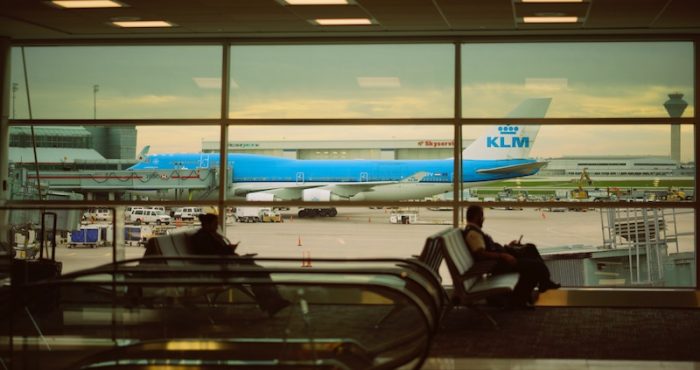 KLM - dat dit jaar 100 jaar bestaat - bouwde flink aan het imago dat het vandaag de dag heeft. Onder de staf van Jan de Soet onderging de luchtvaartmaatschappij een cultuurtransformatie begin jaren 80: je baas niet teveel lastig vallen en al helemaal niet met lange memo's. Een voorpublicatie uit het boek van Ron Wunderink.