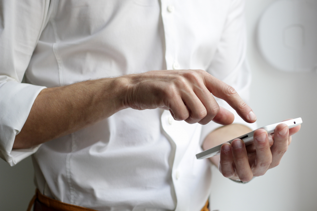 hand met smartphone