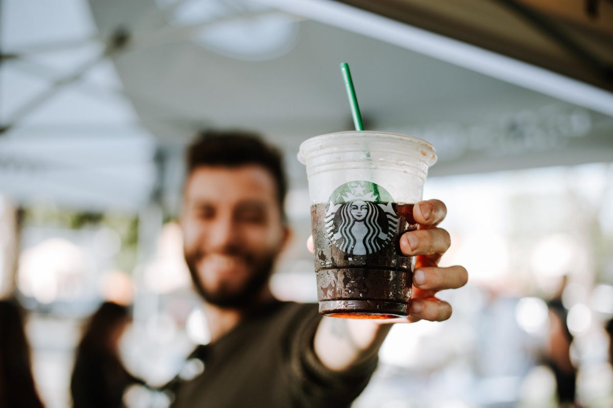 Hoe Starbucks op de rand van de afgrond balanceerde, maar sterker uit de vorige crisis kwam (podcast)