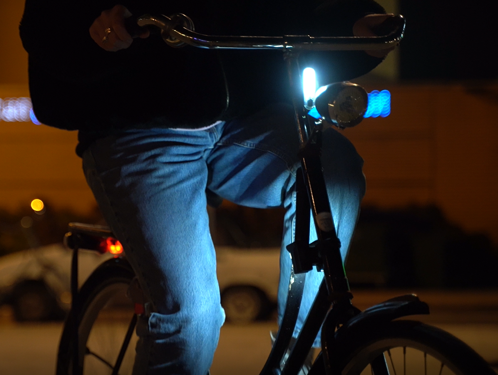 Startup Ziemi wil verkeersveiligheid vergroten met fietslichtje dat broekspijpen verlicht