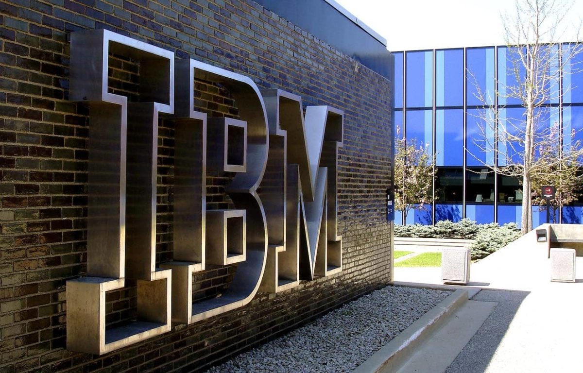 IBM logo op muur