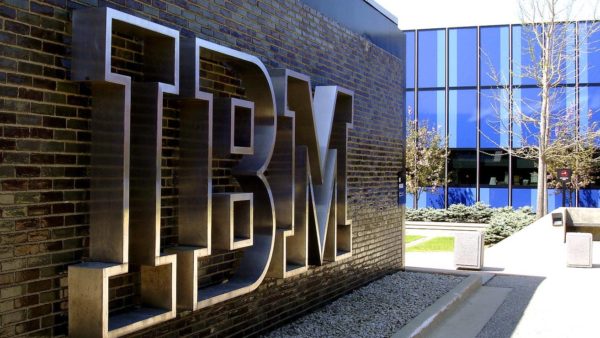 IBM logo op muur