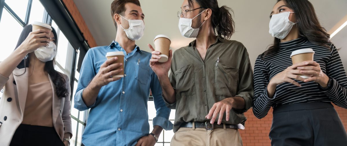 collega's ontmoeten elkaar met koffie in coronatijd