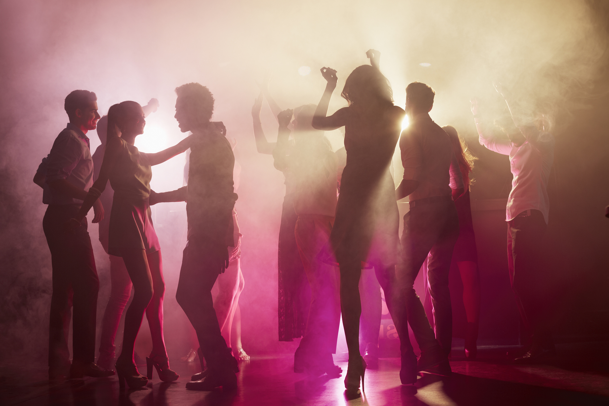 mensen in discotheek/nachtclub