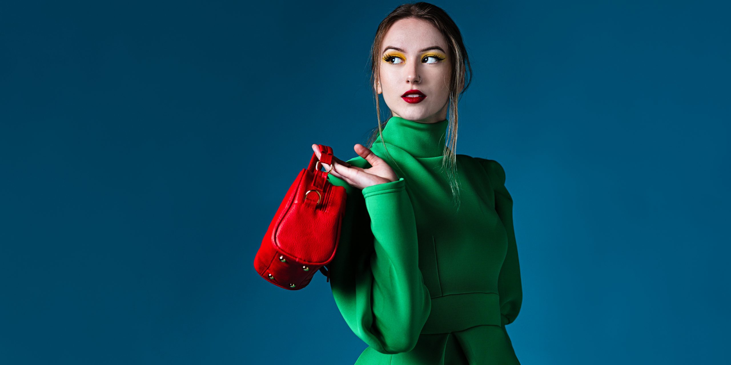 Vrouw in groene jas met rode handtas