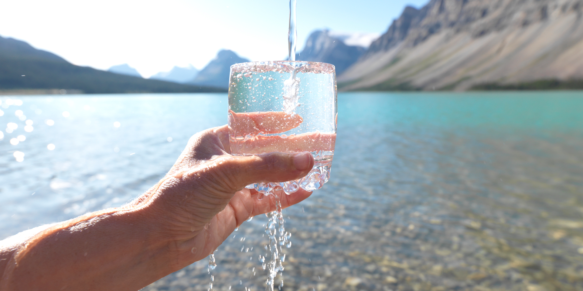 Стакан воды в руке