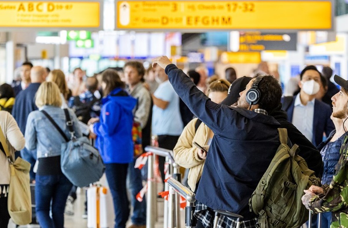 Schiphol trekt knip om personeelstelkort op te lossen