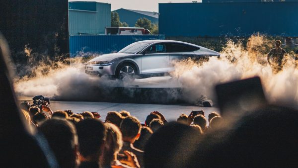 auto op zonne energie lightyear zonnepanelen