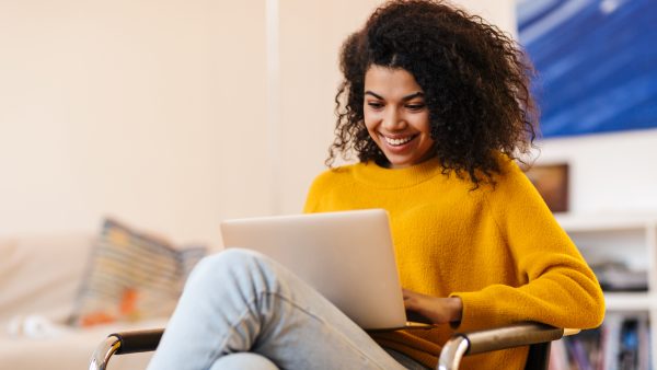 vrouw werken achter laptop