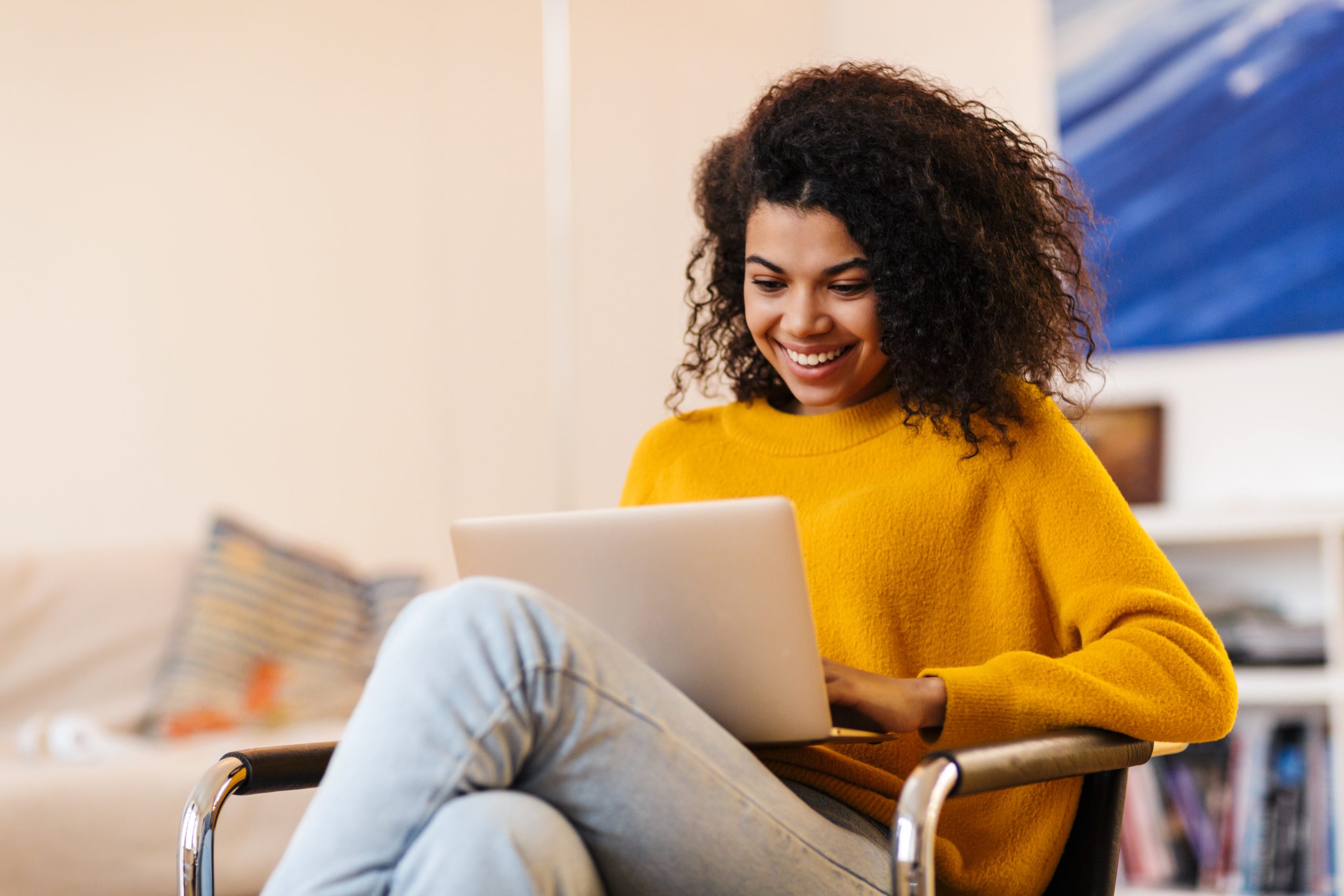 vrouw werken achter laptop