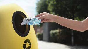 Het helpt voor recycling als consumenten pakken helemaal leeg knijpen en plat vouwen.