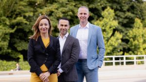 Vlnr: Britt Hoppenbrouwers, Naoufal El-Hamchaoui en Maurice van Dorp van Netcompany.