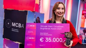 De winnaar van de Marc Cornelissen Brightlands Award 2024: Giulia Bellinetti van Future Materials.