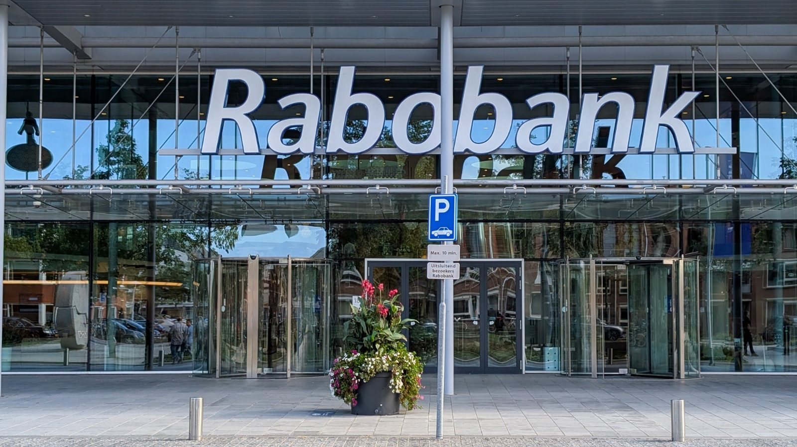 grootbanken witwascontroles verlies banen rabobank