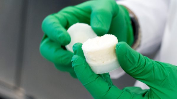 In het lab van Those Vegan Cowboys wordt een 'minikaasje' getest