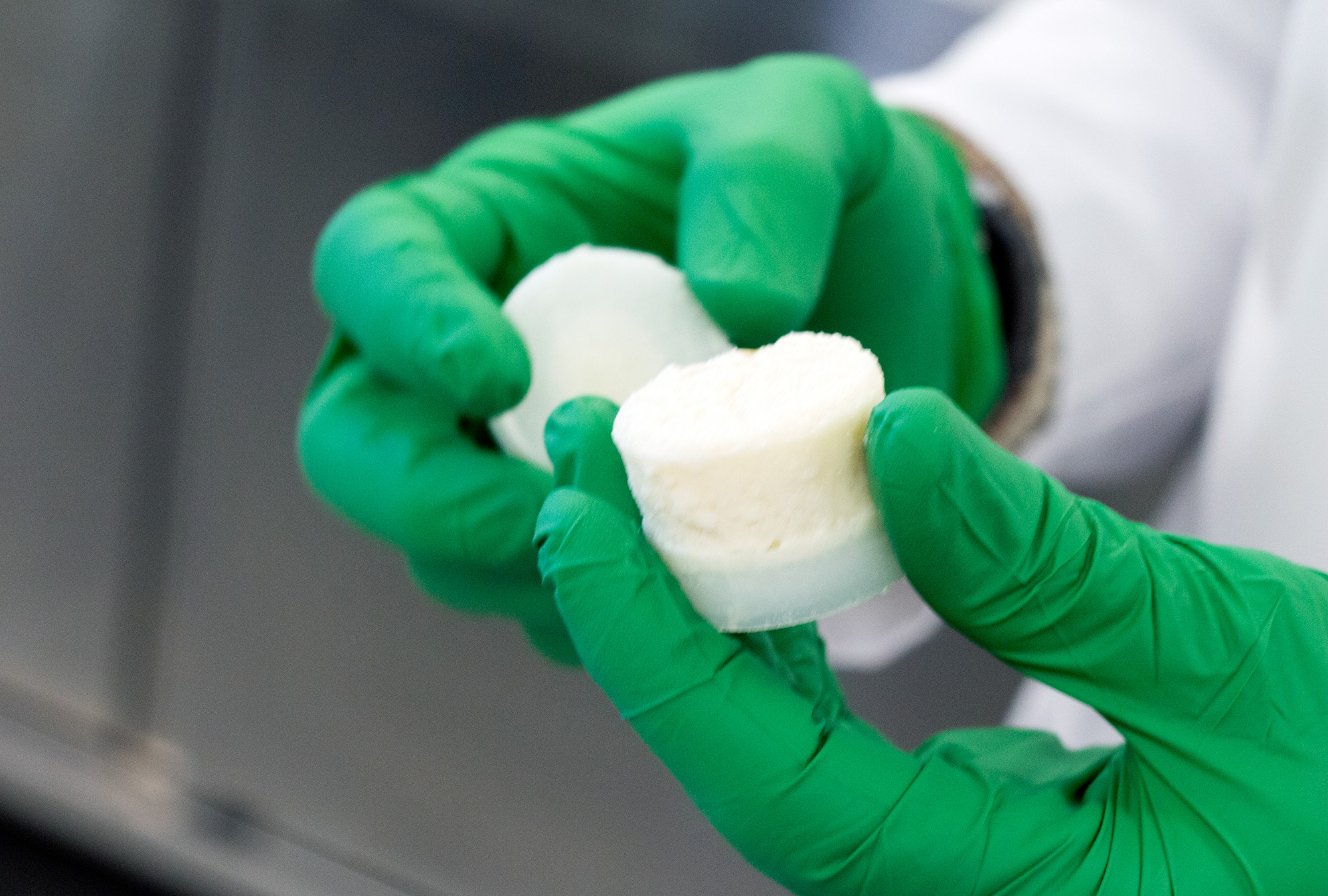 In het lab van Those Vegan Cowboys wordt een 'minikaasje' getest