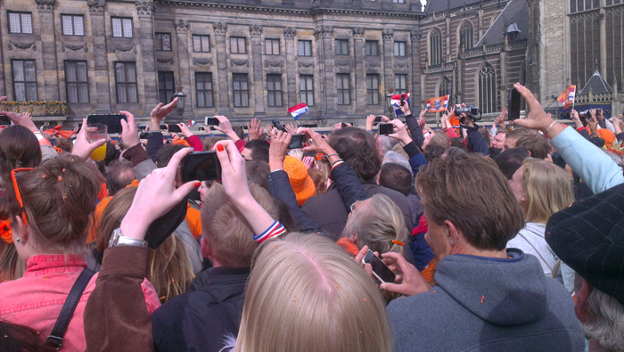 Smartphones op De Dam tijdens de abdicatie van Beatrix